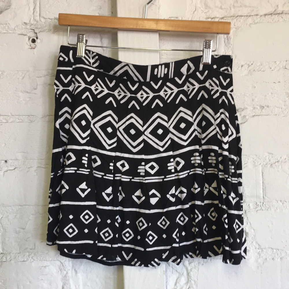 Forever 21 Black & White Aztec Pleated Mini Skirt